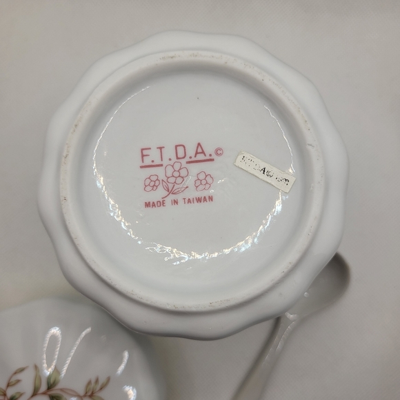 Vintage FTDA Bouquet of Hearts Porcelain Tea Canister with Spoon, Kitchen Decor - Picture 5 of 8